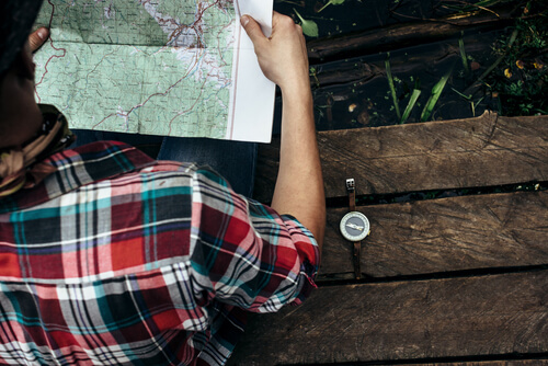 Chico con inteligencia espacial con un mapa