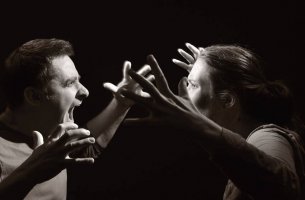 Pareja discutiendo como ejemplo de heteroagresividad