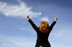 Mujer con las manos hacia arriba tras gestionar el fracaso