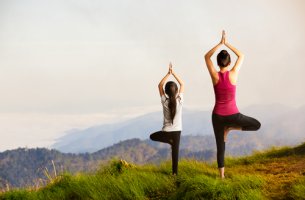 Hija haciendo yoga con su madre a través del aprendizaje vicario