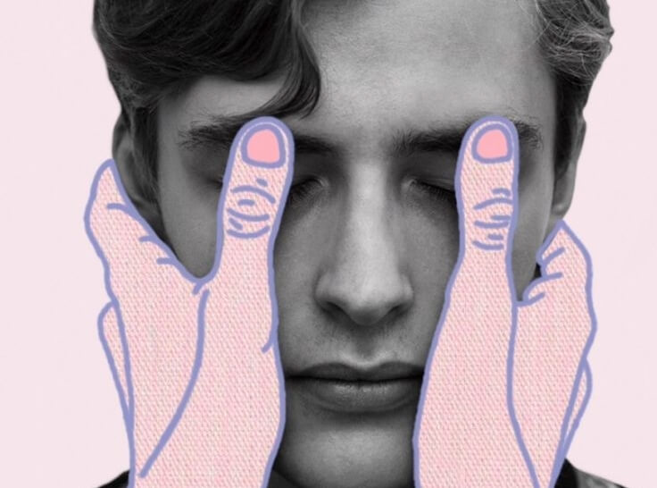 hombre al que unas manos tapan los ojos