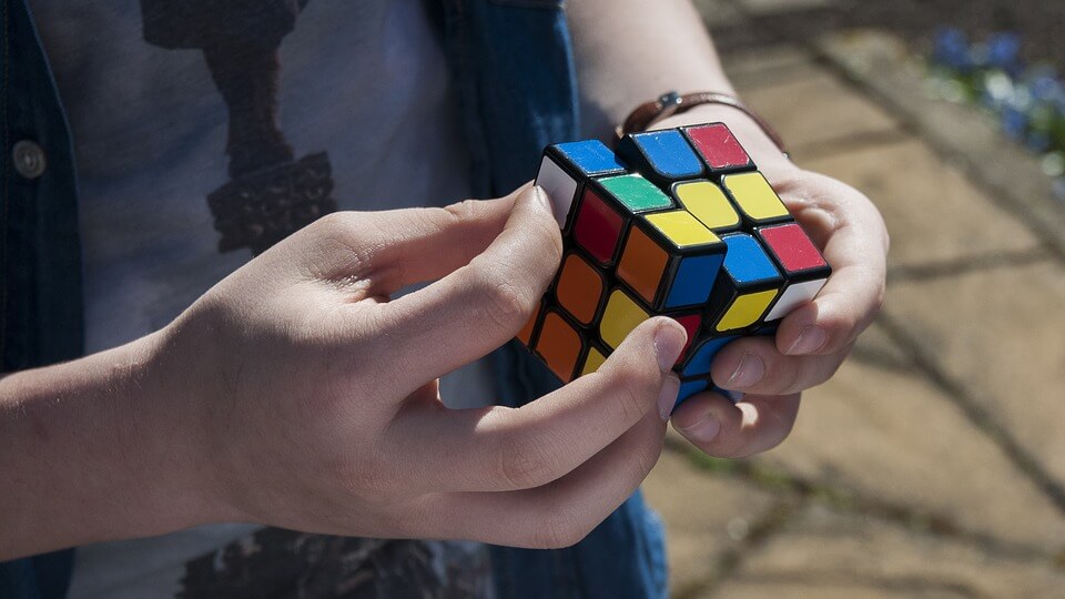 Hombre con cubo de rubik