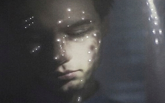 hombre con puntos de luz en el rostro simbolizando la personalidad insensible