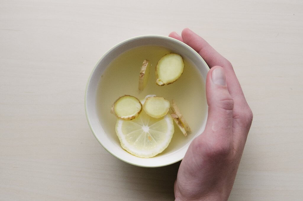 Mano con agua con limón