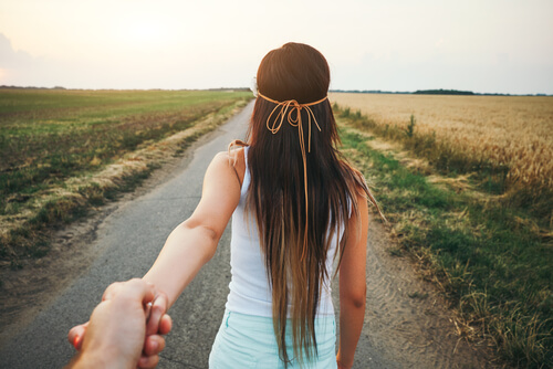 Mano de un chico agarrando la de su pareja
