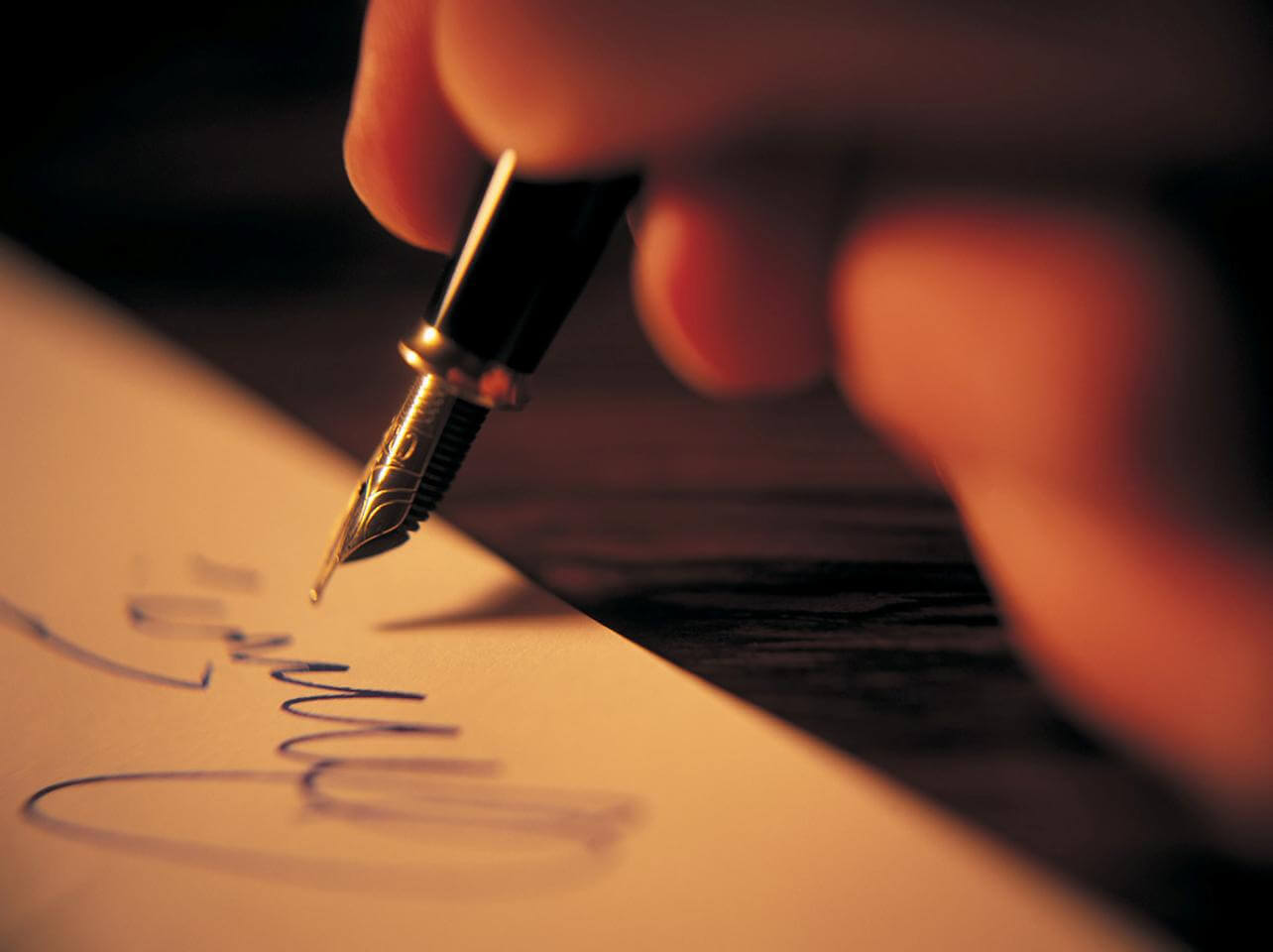 Mano de una persona escribiendo sobre terapia narrativa