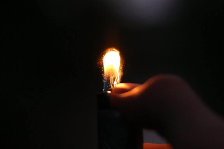 Mano encendiendo un mechero