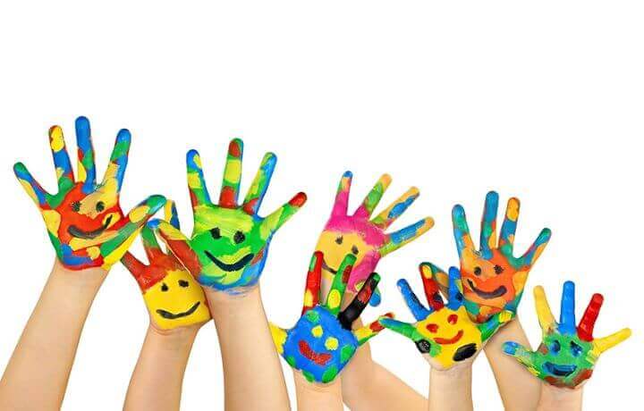 Manos de niños pintadas con caritas