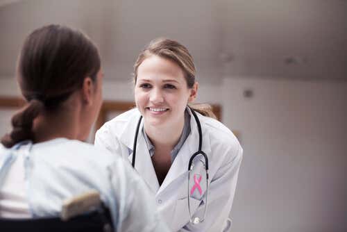 Médico con con mujer con cáncer de mama