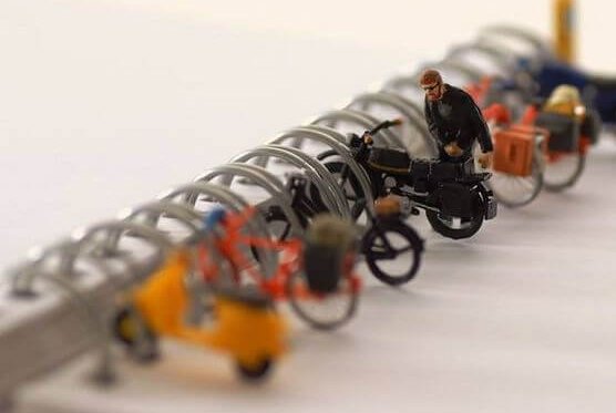 Motos aparcadas en anilla de libreta