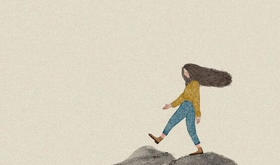 mujer caminando en una montaña