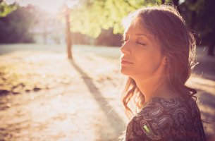 Mujer con cáncer de mama con los ojos cerrados