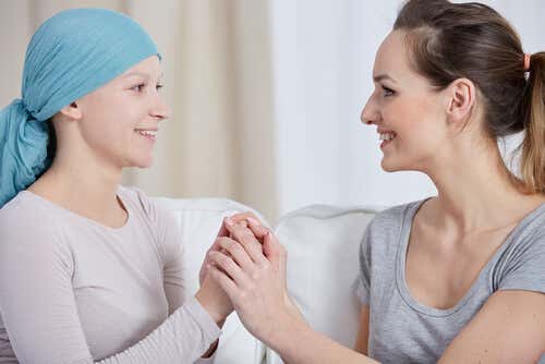 Mujer con cáncer de mama y su terapeuta