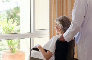 Mujer con dano cerebral mirando por la ventana