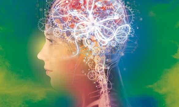 mujer con engranajes en el cerebro representando la psicología positiva
