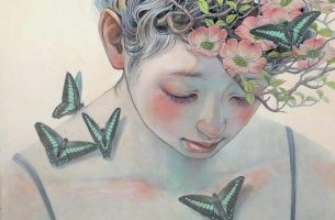 Mujer con flores y mariposas liberándose de la toxicidad