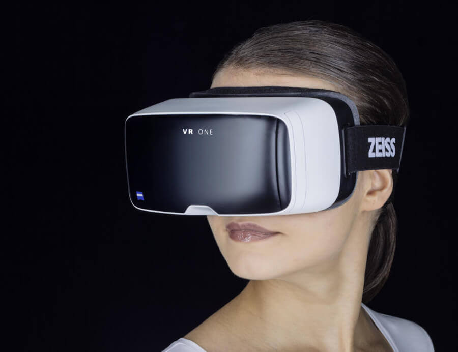 Mujer con gafas de realidad virtual
