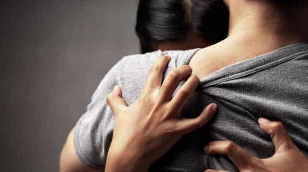 Mujer abrazando a la pareja que le hace daño