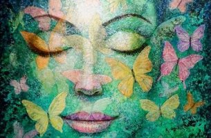 Mujer con los ojos cerrados experimentando saudade mientras está rodeada de mariposas
