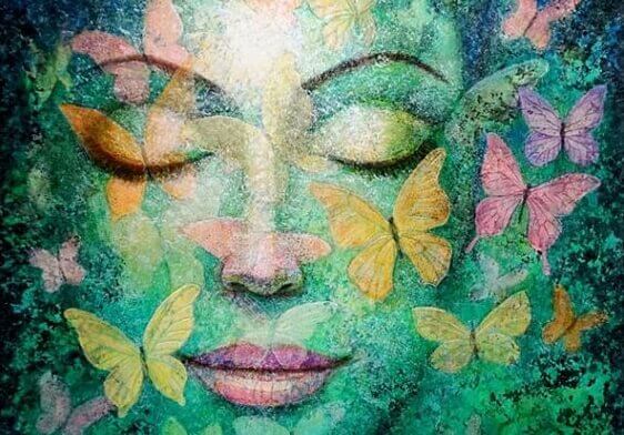 Mujer con los ojos cerrados