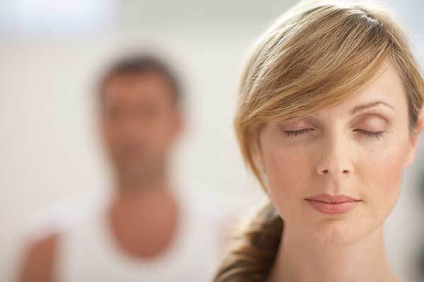 mujer con los ojos cerrados manteniendo el control mental