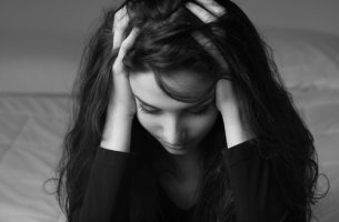 Mujer con manos sobre la cabeza preocupada por la aprobación de los demás