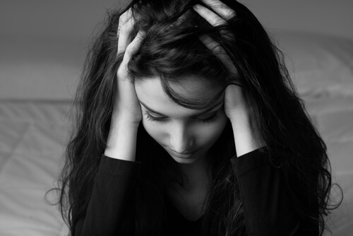 Mujer con manos sobre la cabeza preocupada