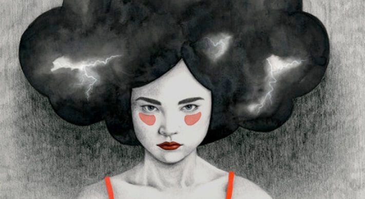 mujer con nube oscura sobre la cabeza