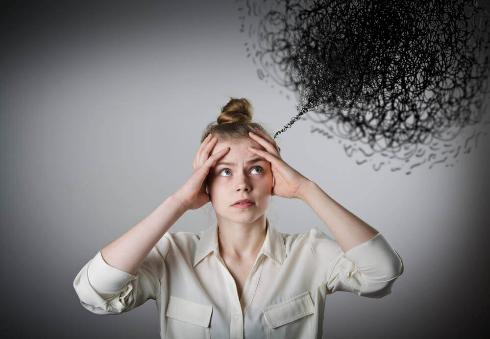 Mujer con pensamientos negativos que no sabe aplicar el pensamiento equilibrado