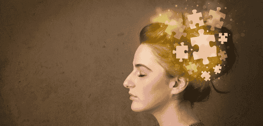 Mujer con piezas de puzzle encima de la cabeza