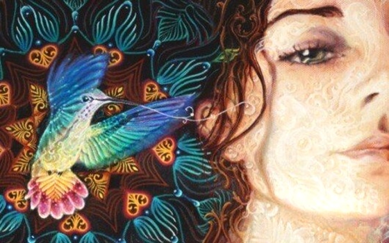 mujer con un pájaro de colores al lado