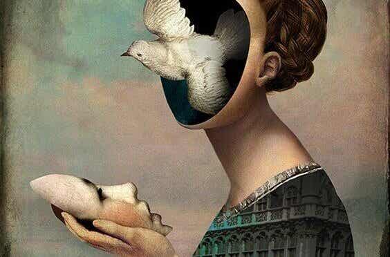 Mujer con su rostro en la mano y un pájaro en la cara