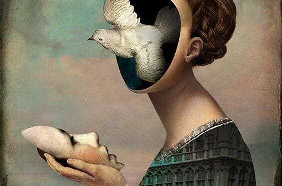 Femme avec son visage dans sa main et un oiseau sur son visage