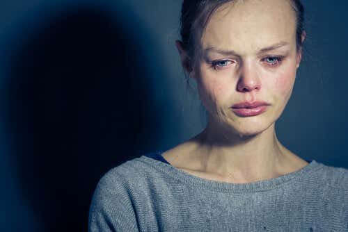 Mujer con mucho sufrimiento a causa de un trastorno de salud mental