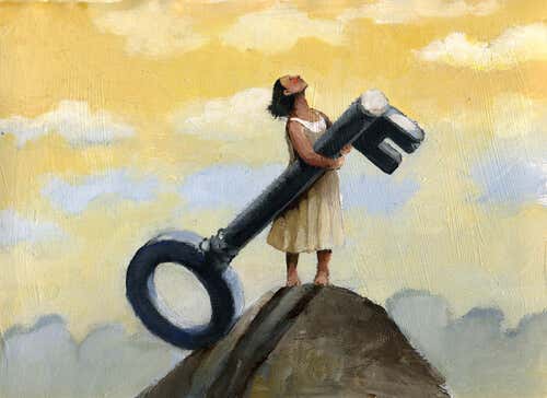 En dame med en stor nøkkel øverst på fjellet