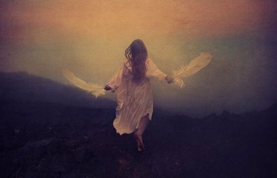 mujer corriendo con alas en las manos evocando una muerte tranquila