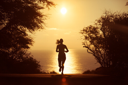 mujer corriendo y practicando meditacion Mujer corriendo y practicando meditacion