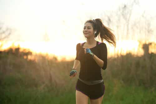 Mujer corriendo mientras hace mindfulness deportivo