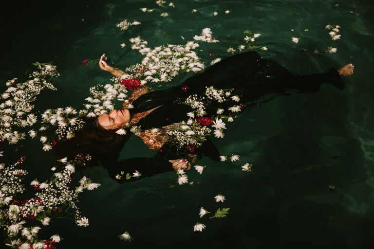 Mujer entre flores en el agua