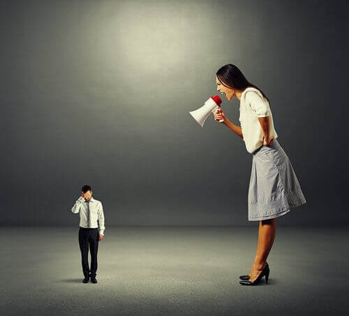 Mujer gritando a su compañero de trabajo
