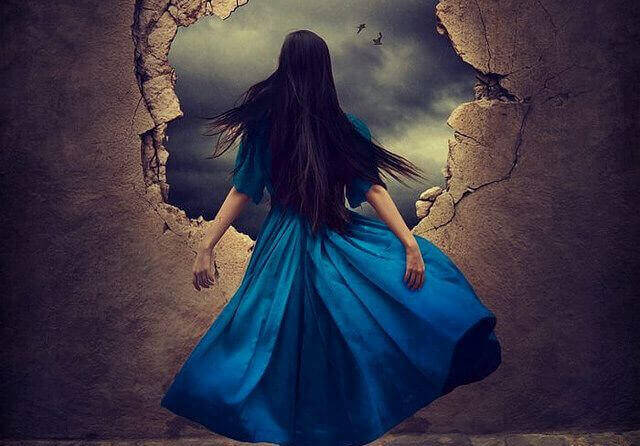 Mujer mirando por un agujero de la pared