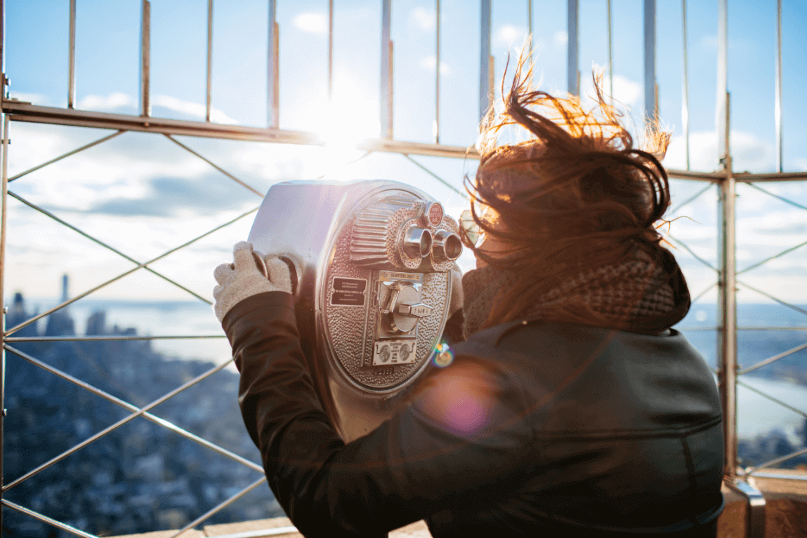 Mujer mirando un paisaje como técnica de distracción