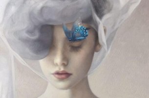 Mujer pensando en su responsabilidad con una mariposa azul en la cabeza