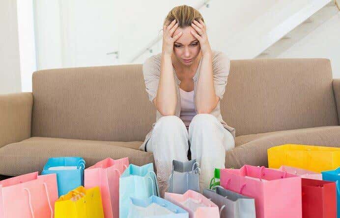 Mujer preocupada por comprar tanto representando a tipos de consumidores