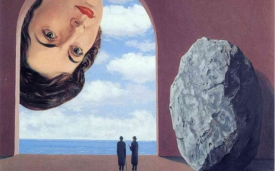 Mujer que se asoma por una puerta