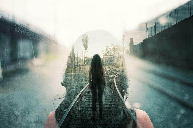 Mujer recodando su vivencia