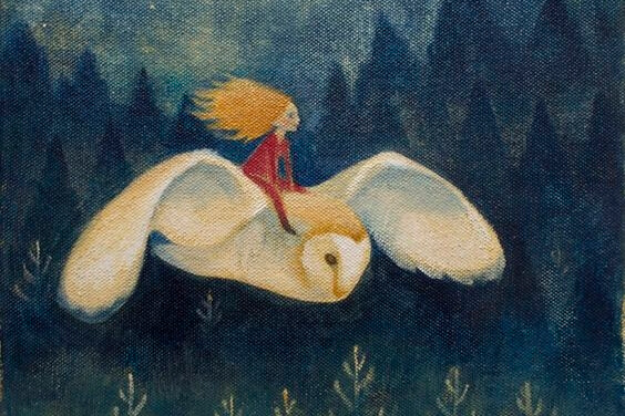 mujer subida a un búho