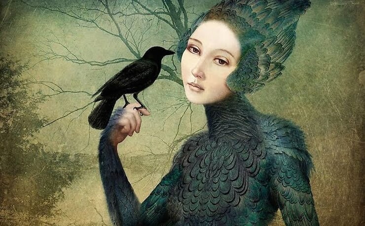 mujer sujetando cuervo y representando la personalidad pasivo-agresiva