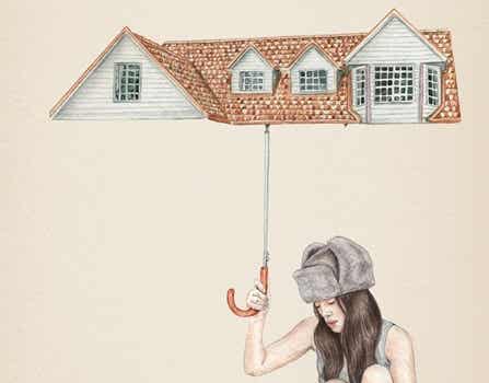 Frau mit Regenschirm in Form eines Daches weiß, dass es nicht immer gut ist, zu helfen