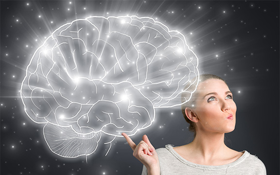 femme tenant le cerveau